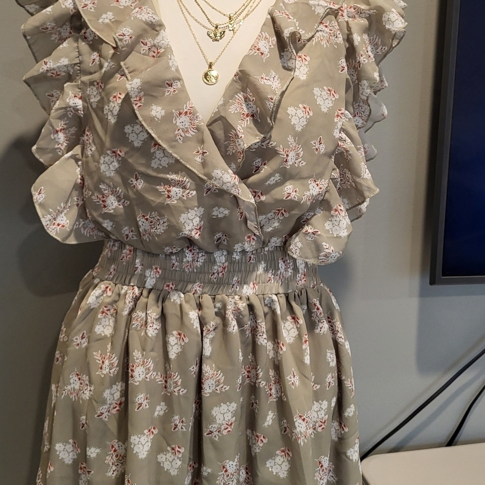 Flirty floral dress with sexy cut-out back - Picture 5 of 9